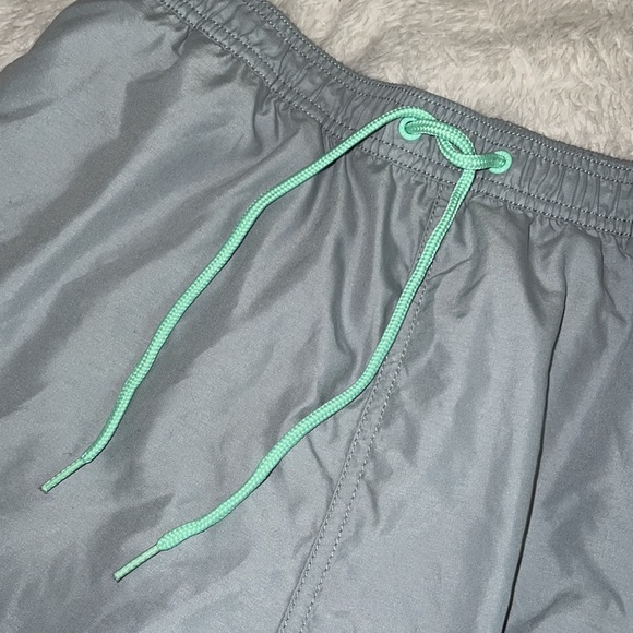 NEW! Mens Vineyard Vines bathing suit (NEVER WORN) - Picture 3 of 5